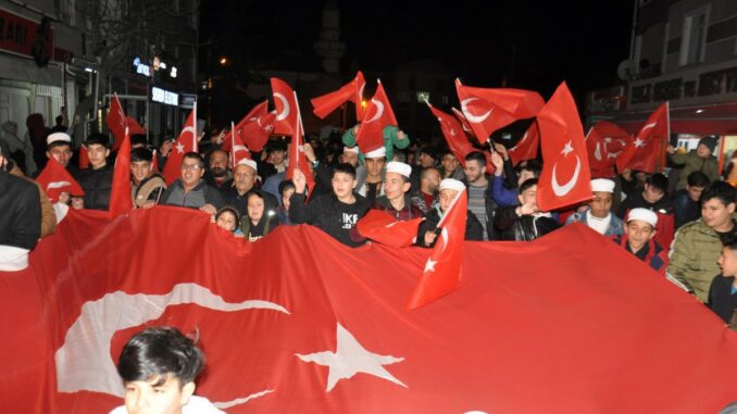 karamanda-2-bin-kisi-kuran-i-kerimin-yakilmasina-tepki-gosterdi-8whEhjpd.jpg
