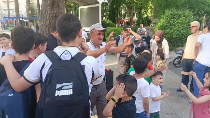 goren-gozlerine-inanamadi-denizlide-bir-vatandas-parkta-hem-oynadi-hem-para-dagitti-mux5gST5.jpg