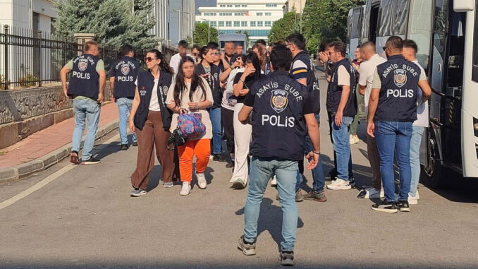 denizlide-sahte-eskort-sitesi-uzerinden-dolandiricilik-yapan-ceteye-yeni-operasyon-Z4rxPsi7.jpg